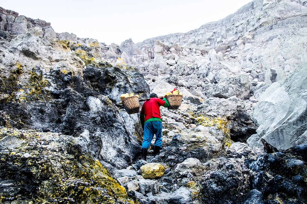 The Hard Climbing (Kawah Ijen - Indonesia)
