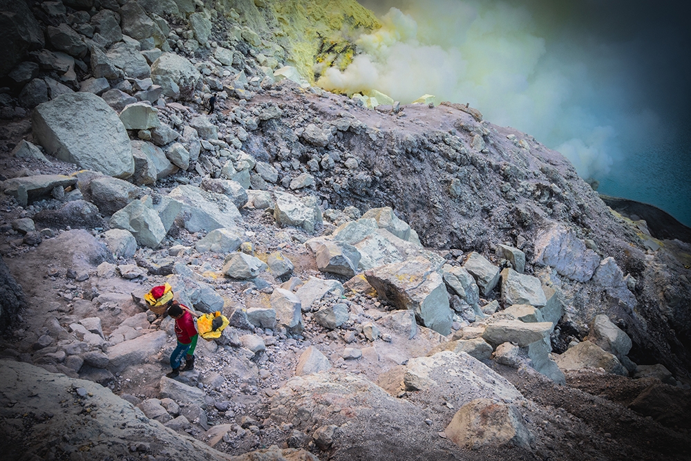 The Hard Climbing (Kawah Ijen - Indonesia)