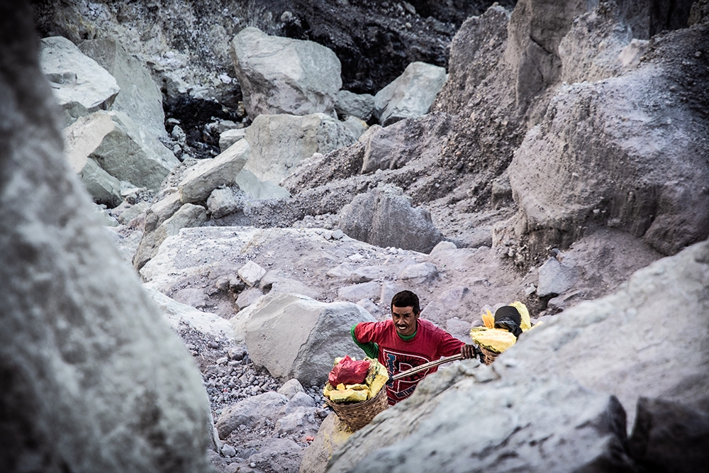 The Hard Climbing (Kawah Ijen - Indonesia)