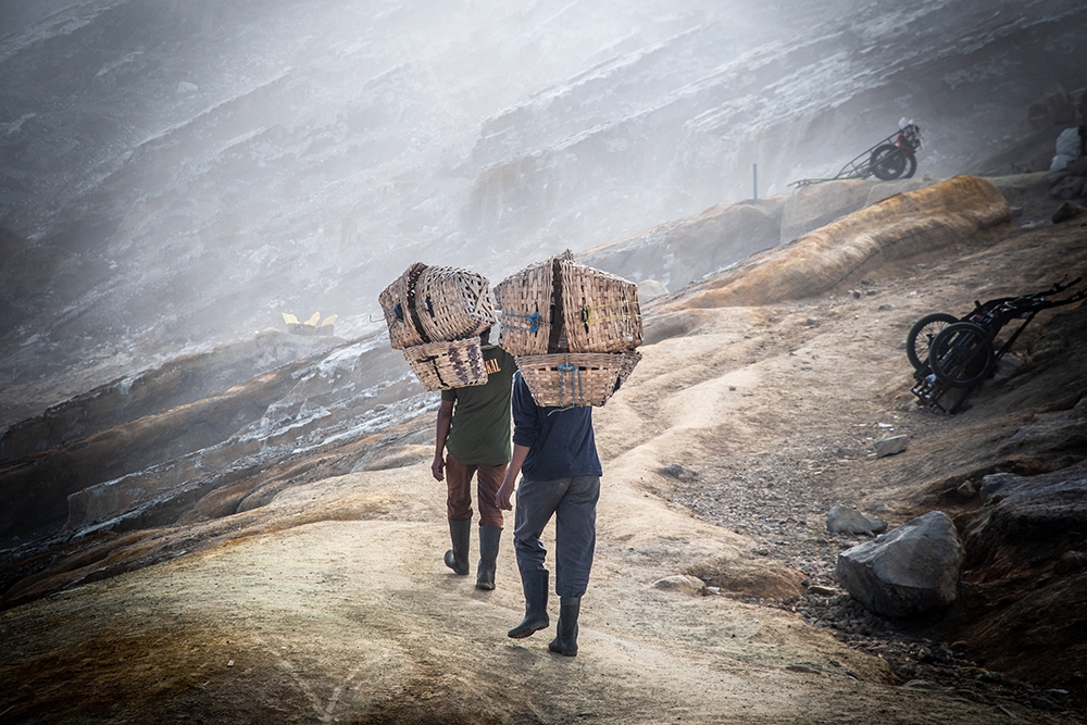 The Hard Climbing (Kawah Ijen - Indonesia)