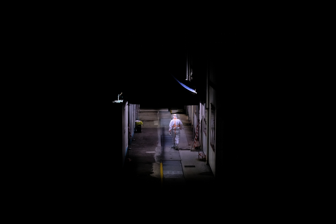 In a bubble of light (The night shift)