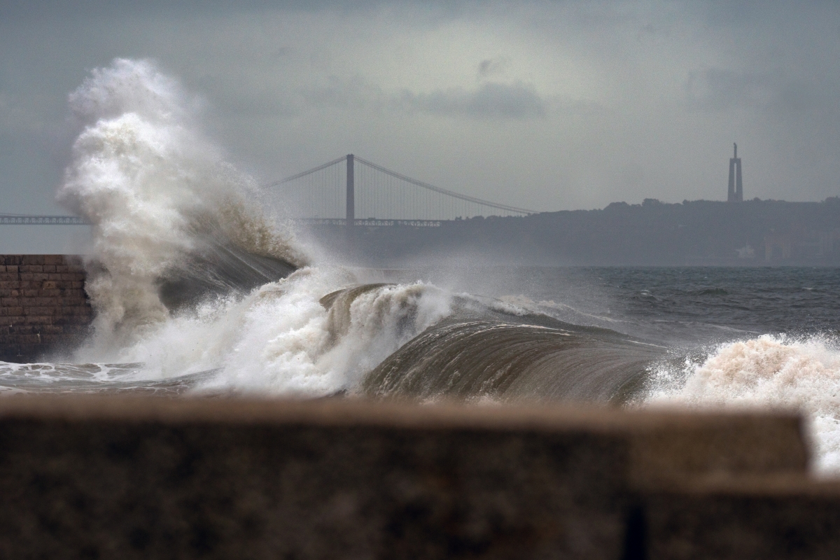 Big Swell hits Lisbon
