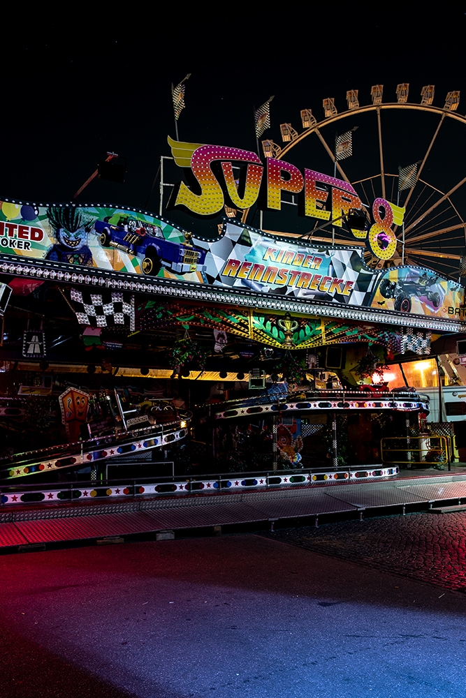 Hamburger Dom: a noisy place in complete silence