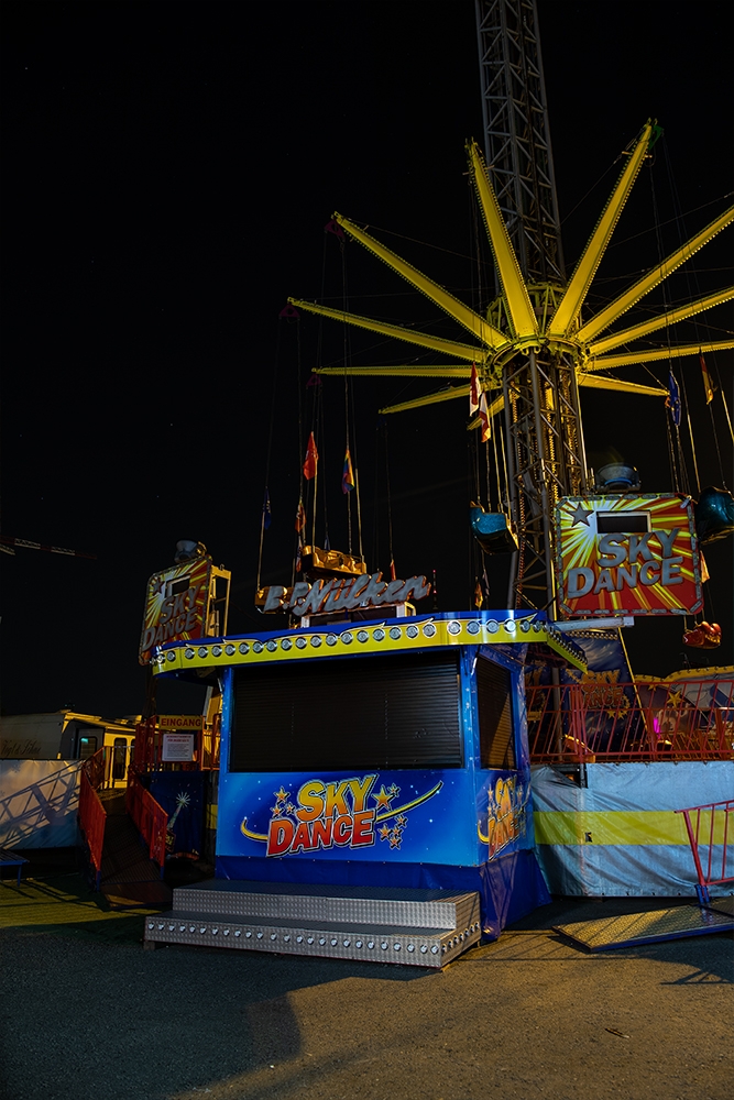 Hamburger Dom: a noisy place in complete silence