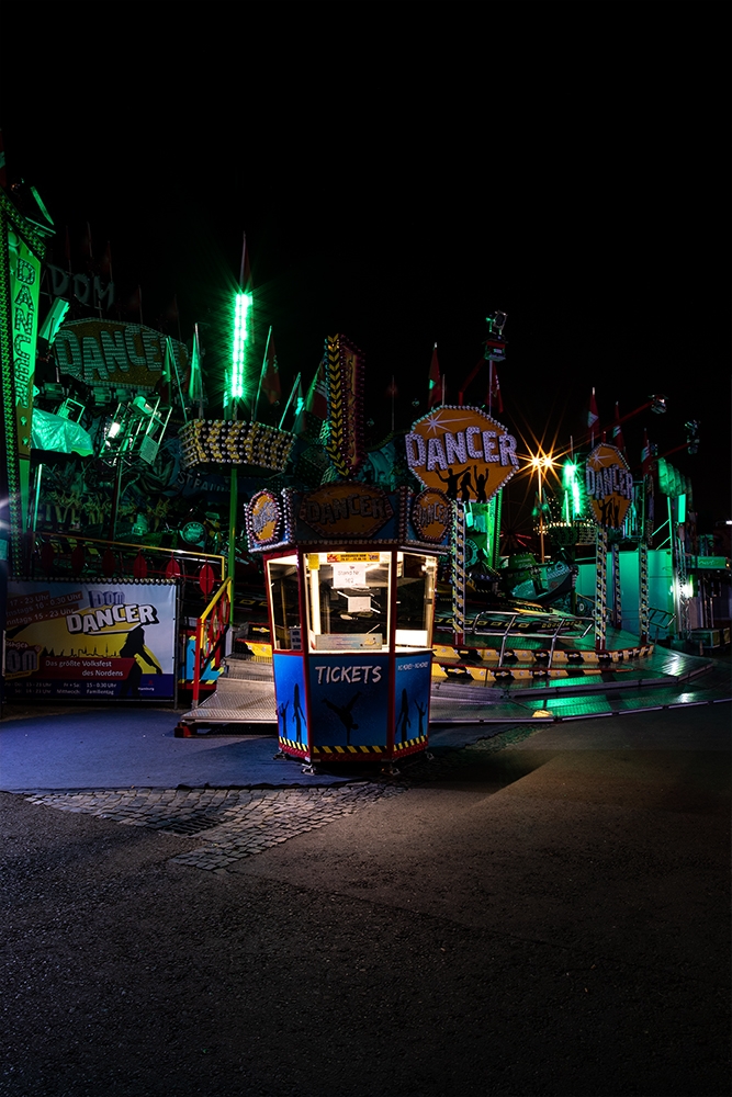 Hamburger Dom: a noisy place in complete silence