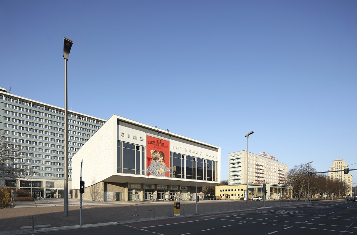 Architecture makes movement. Photographic perspectives on post-war modernist architecture in divided Berlin