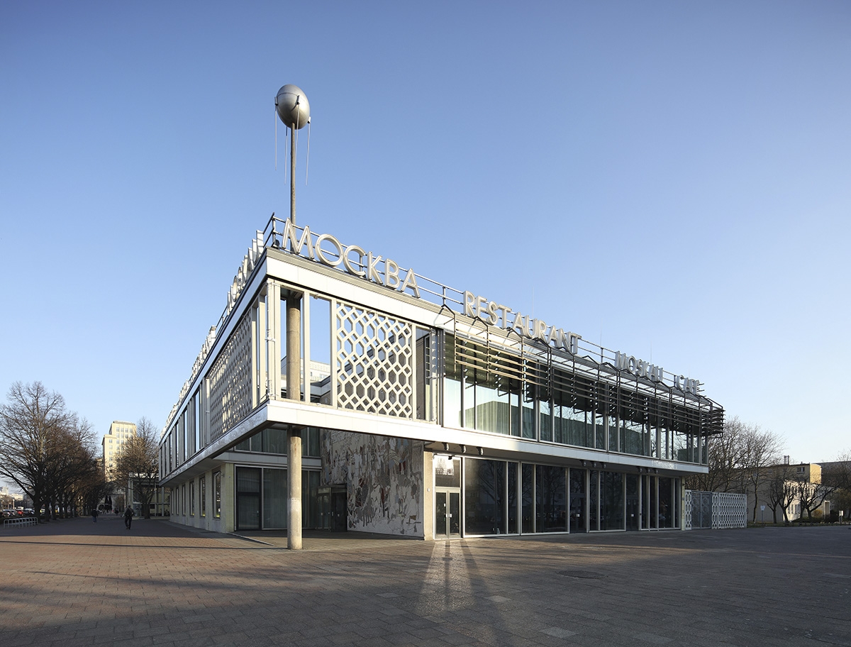 Architecture makes movement. Photographic perspectives on post-war modernist architecture in divided Berlin