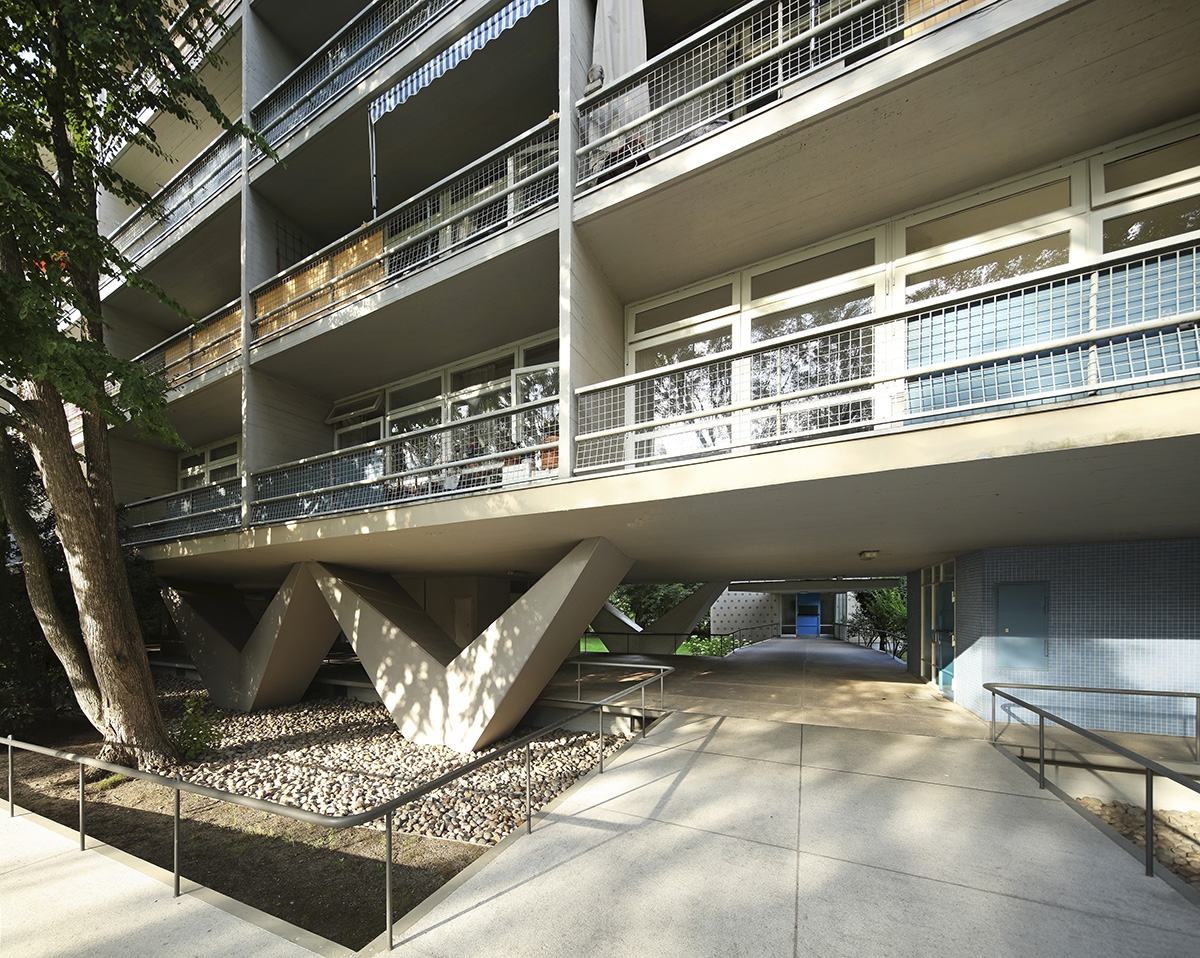 Architecture makes movement. Photographic perspectives on post-war modernist architecture in divided Berlin