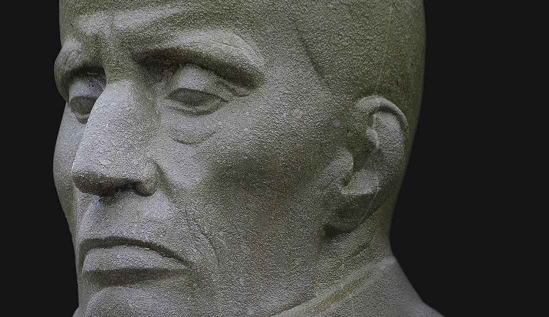 THE GRIEVING PARENTS   of Käthe Kollwitz 